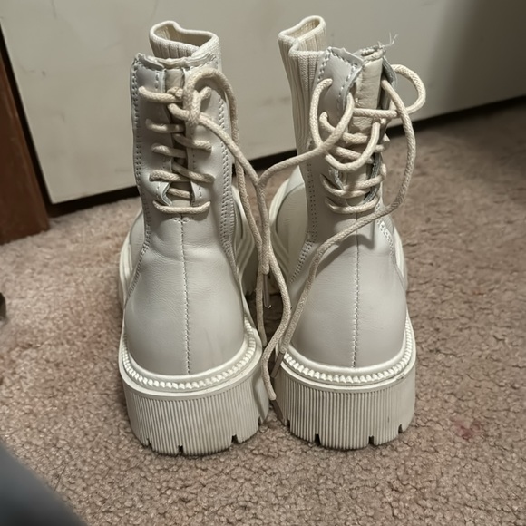 Decent boots. DONT fit me but I’ve wore them a couple times. Size 36 - Picture 4 of 5